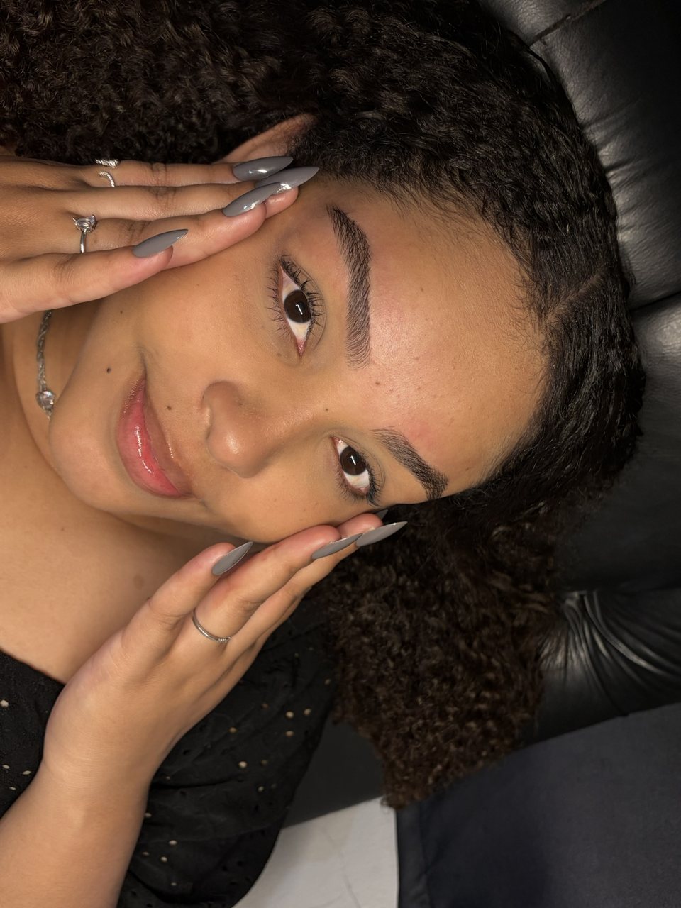 Design de sobrancelha e extensão por Alias Paiva