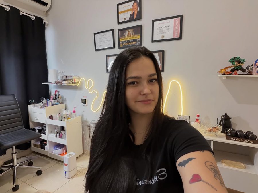 Alias Paiva em seu espaço de trabalho, o estúdio de lash design