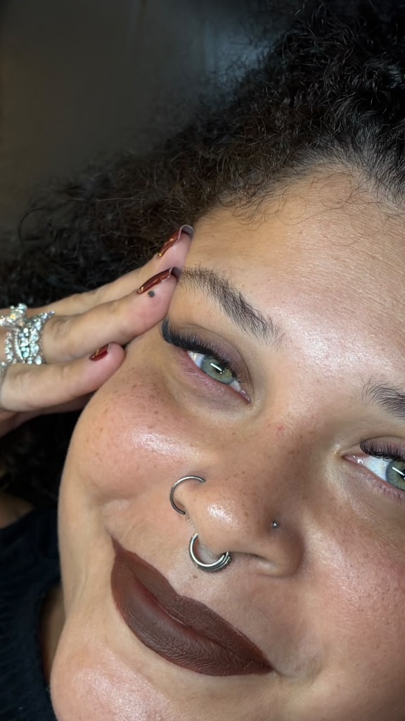 Extensão de cílios realçando olhos claros e sorriso