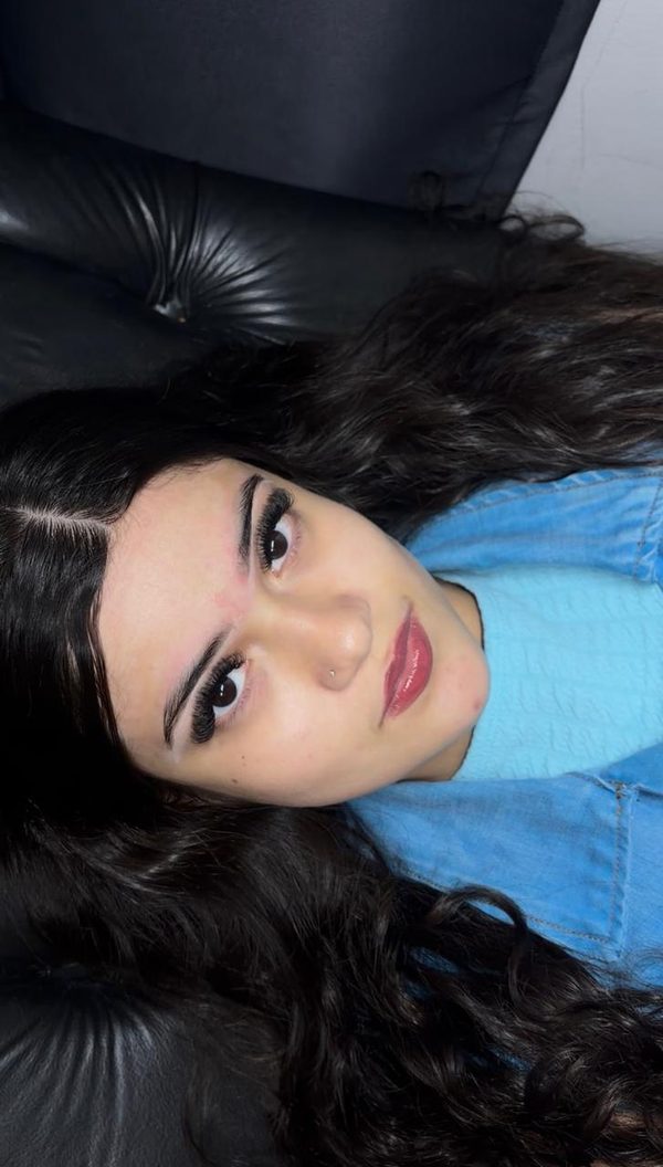 Resultado de cílios com cabelo cacheado e look completo